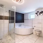 Apartment Grosses Reihenhaus 100 M2, Messe 650m, Garten Bis 9 Gaeste, Gratis Parkplaetze, Naehe Europpark & Gifiz-see *