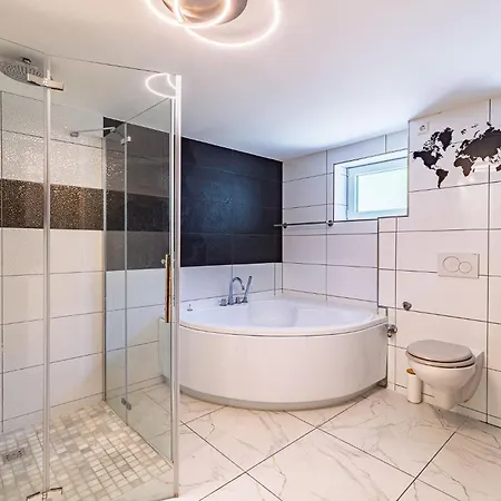 Апартаменты Grosses Reihenhaus 100 M2, Messe 650m, Garten Bis 9 Gaeste, Gratis Parkplaetze, Naehe Europpark & Gifiz-see *